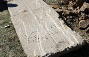 2 metre uzunluğundaki lahit kapağının üzerinde Grekçe "Burada kutsanmış Kandes yatıyor." yazıyor.